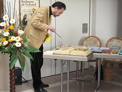 Bürgermeister von Neckarsteinach beim Anstich der Torte